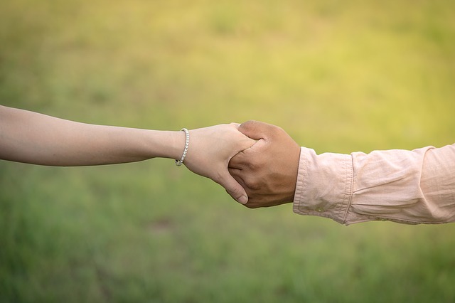 spojené ruce muže a ženy