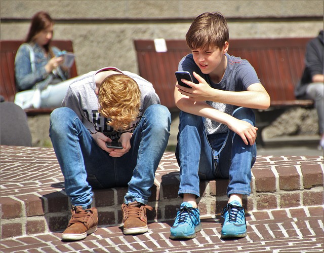 mladí s mobilem.jpg