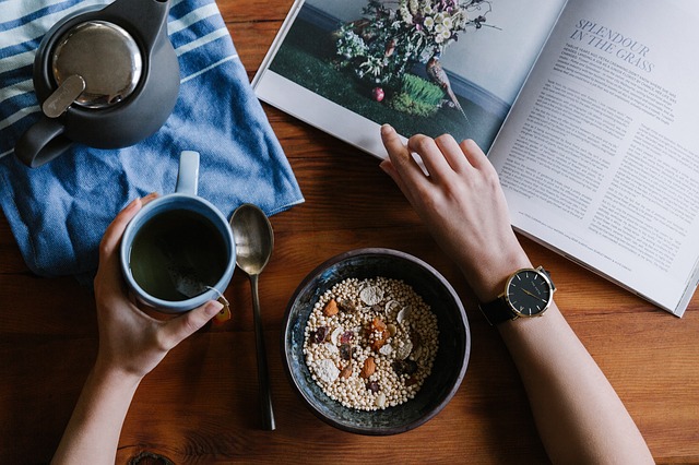 zdravá snídaně u knihy s kávou.jpg