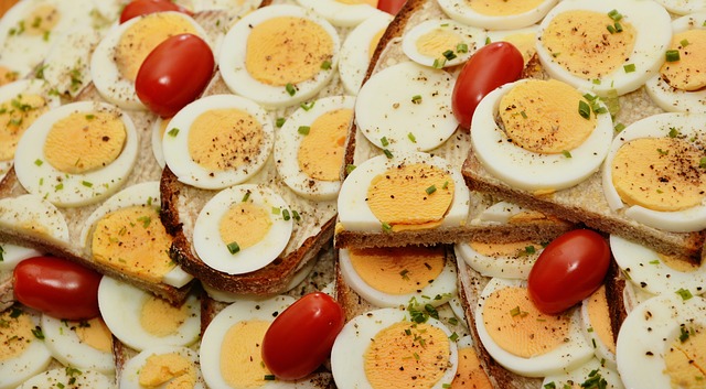 vaječný sendvič s rajčátky a posypaný kořením.jpg